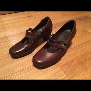 Brown womens Clarks Mary Janes, 8